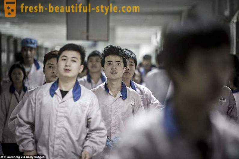 British media showed the daily life of people who assembles the iPhone in China