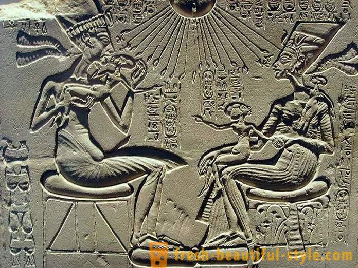 The history of the pharaoh Amenhotep love and Nefertiti