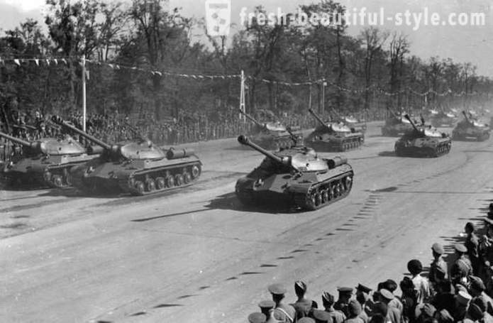 Why did the Soviet Union pointed to the parade in Berlin, IS-3 tanks