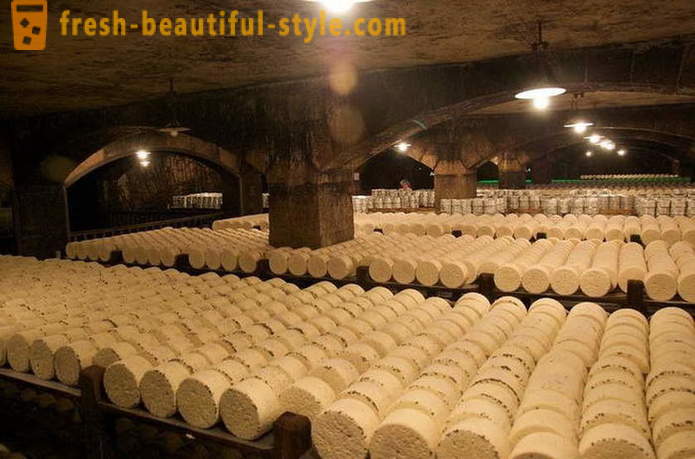 The manufacturing process of French Roquefort cheese from old recipes