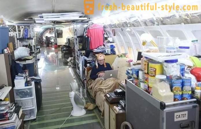 American, 15 years of living in an airplane in the middle of the forest