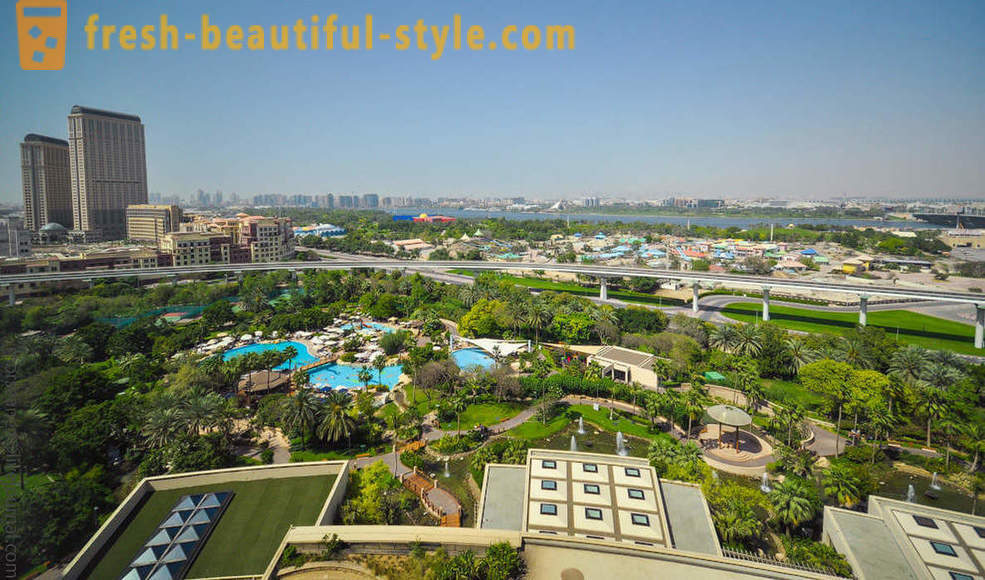 Walk on the luxury hotel Grand Hyatt Dubai