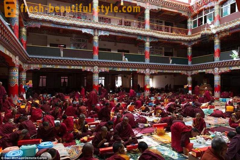The largest Buddhist Academy in the world for 40,000 TV monks banned, but allowed iPhones