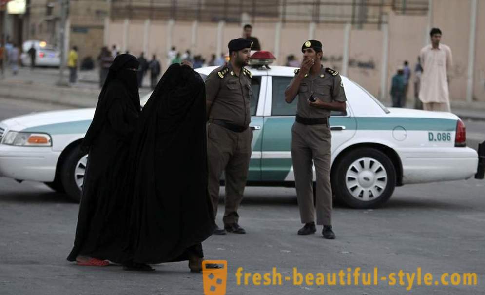 10 things you can not do to women in Saudi Arabia