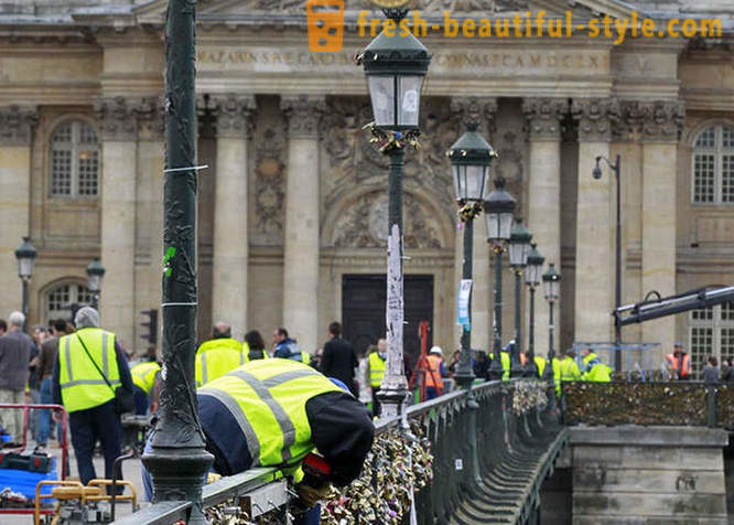Million proofs of love removed from the Pont des Arts in Paris