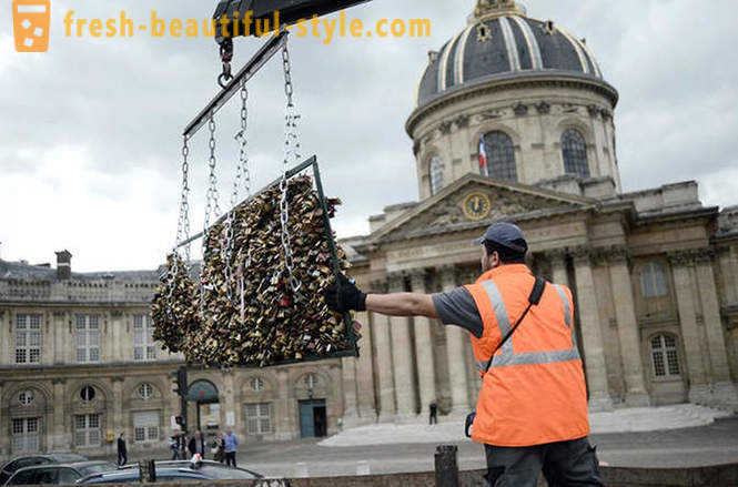Million proofs of love removed from the Pont des Arts in Paris