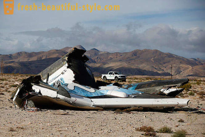 Walk on the wreck of the American SpaceShipTwo