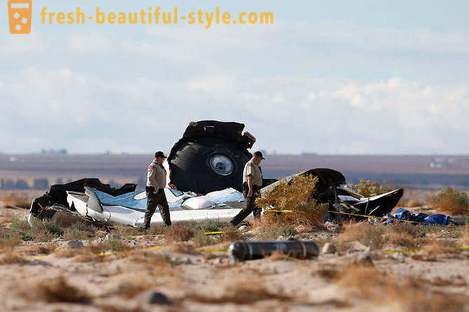 Walk on the wreck of the American SpaceShipTwo