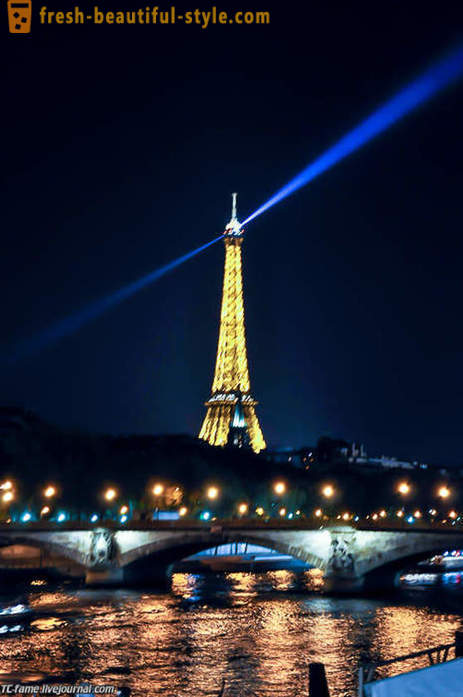 Walk over the bridges of Paris