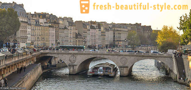 Walk over the bridges of Paris