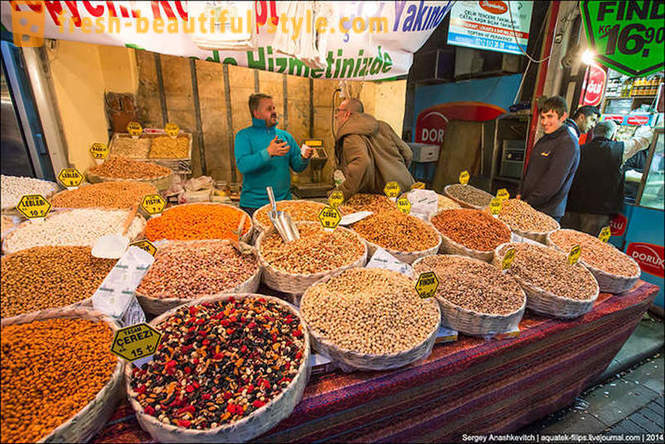 Market Walk spices in Istanbul