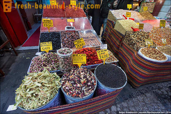 Market Walk spices in Istanbul