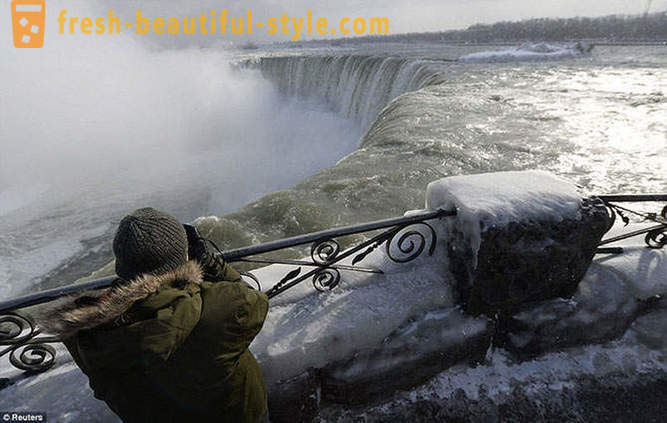 10 fascinating picture of frozen Niagara Falls