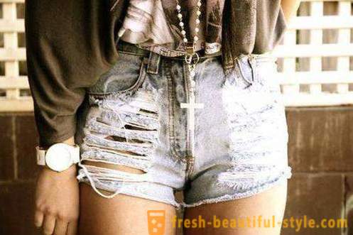 How to make a fashionable torn shorts of old jeans