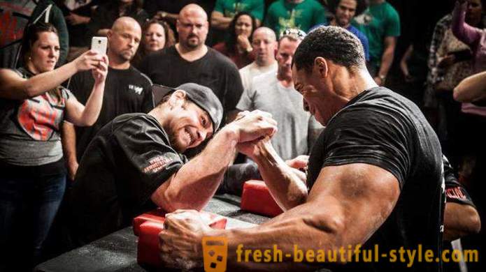 Arm wrestling: exercise at home