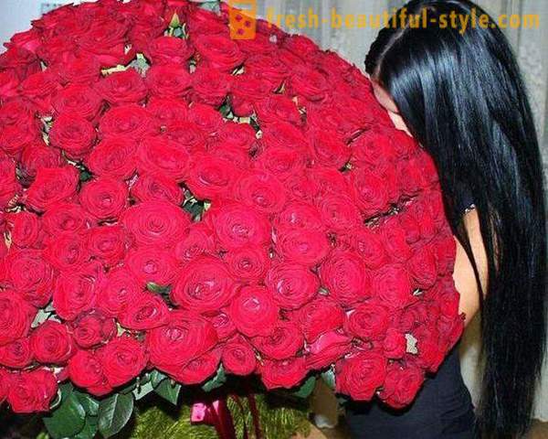 Bouquet of beautiful roses in a gift