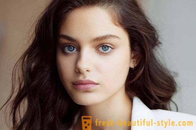 Brunette with blue eyes - an unexpected and wonderful combination