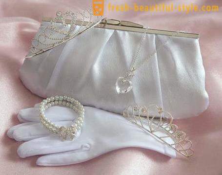 To-date and stylish white clutch