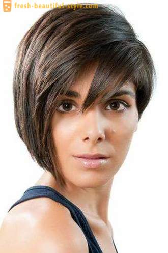 Square with elongated front strands - Stylish and modern hairstyle